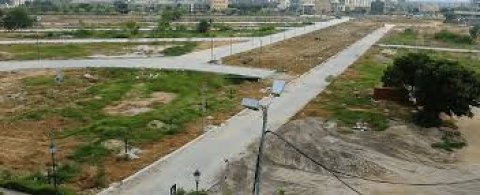 What are the benefits of owning a plot in Noida