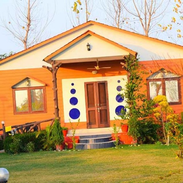 What are the key features and benefits of DPL Flora Farms in Noida?