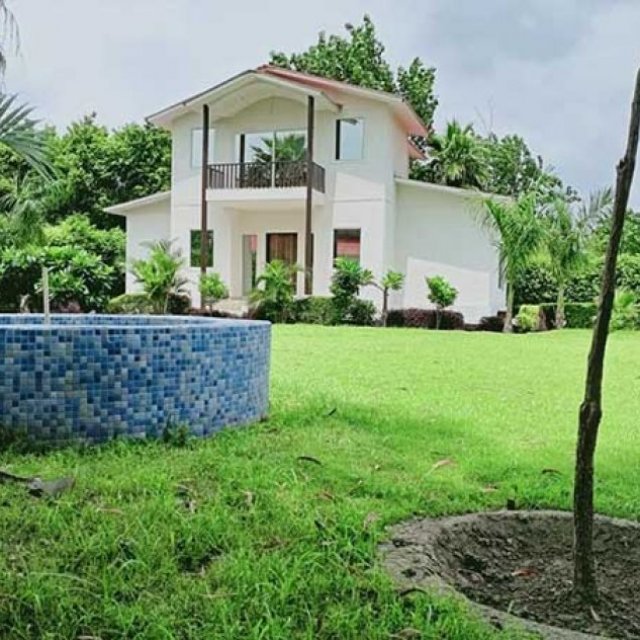 What amenities are available in Green Beauty Farm House?