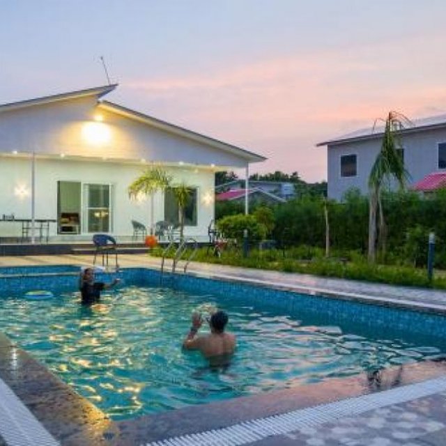 What specific lifestyle advantages do these Noida farmhouses offer over city residences?