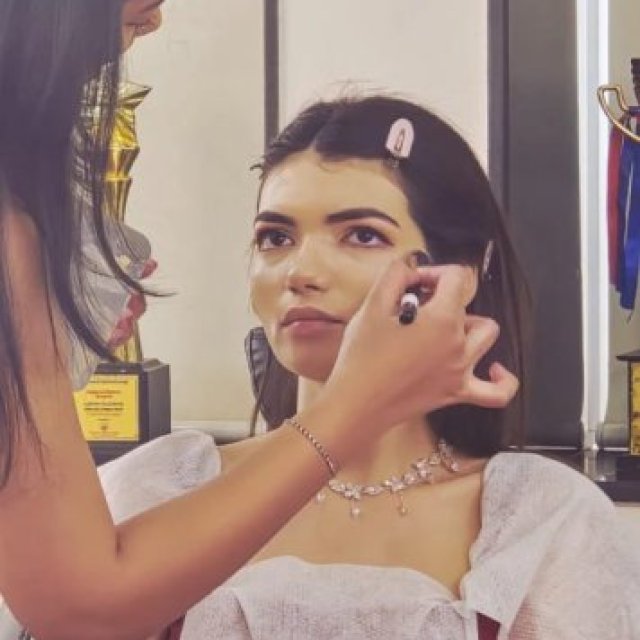 Lakme Academy Bandra, Powered by Aptech:-Makeup Course in Bandra